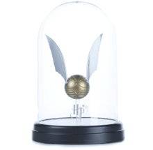 Harry Potter na nagpapalabas ng gintong snitch light