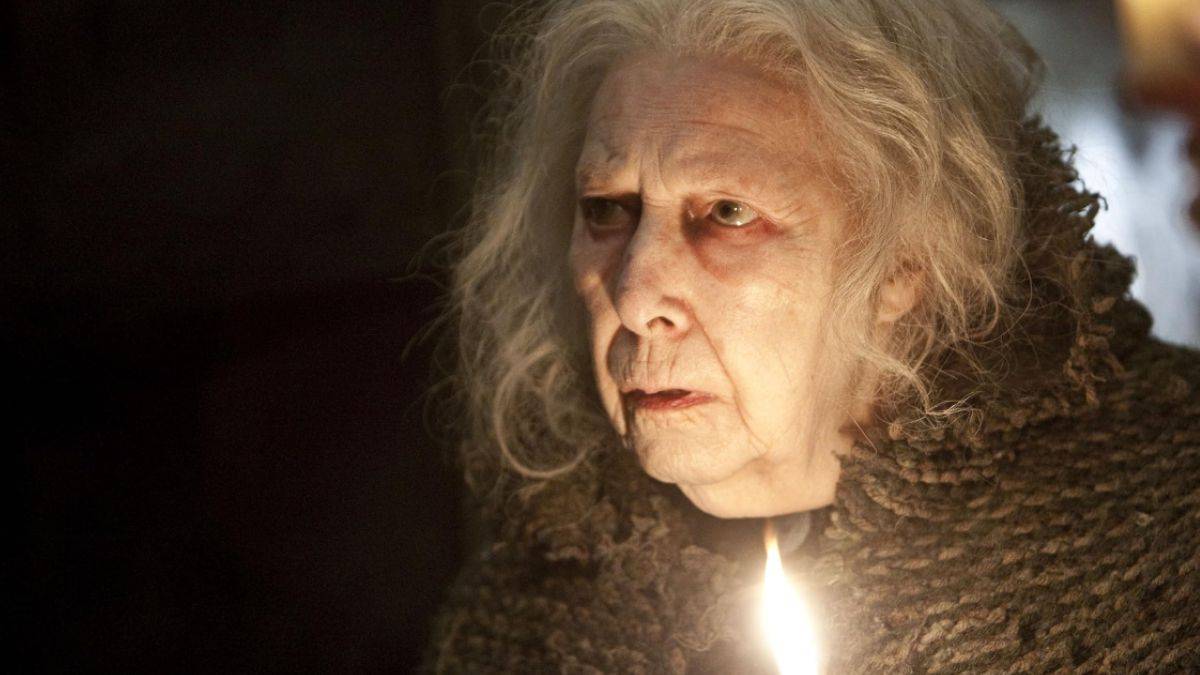Hazel Douglas作為 *Harry Potter和《死亡聖器》第1部分 *的Bathilda Bagshot