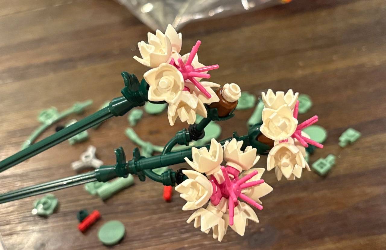 Lego တော်တော်လေးပန်းရောင်ပန်းပွင့်ပန်းစည်းတည်ဆောက်ခြင်း